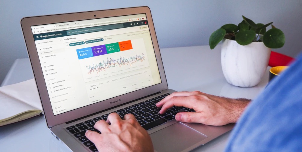 laptop with data on ranking